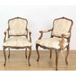 Paar beukenhouten fauteuils, Louis XV, 18e eeuw, met manchetten en gestoken bloem- en