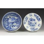 China, blauw-wit porseleinen groot bord, Kangxi, en kom, 19e eeuw. Het bord gemerkt Ming diam. 29 en