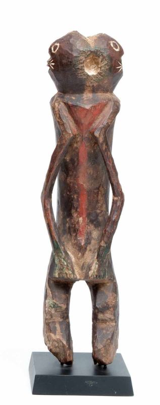 Nigeria, Chamba, staand janusfiguur met armen voor het lichaam, uitgekerfde holte aan beide zijde