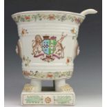 Porseleinen wijnkoeler naar antiek voorbeeld met gekleurd decor van heraldisch wapen. Hierbij