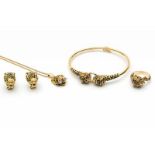 Gouden parure, bestaande uit een armband, ring, paar oorstekers en een hanger aan collier allen in