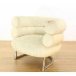 Verchroomd stalen en wit lederen kuipfauteuil, ontwerp Eileen Gray, model Bibendum, (stoffering