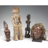 Vier Afrikaanse objecten; o.a. Ibeji figuur en Chokwe maker.