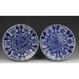 Delft, De 3 vergulde Astonne, paar blauw aardewerk schotels, vroeg18e eeuw, met vol decor van