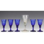 Kelkvormig glas, 18e eeuw en set van vijf blauw kristallen glazen, vroeg 19e eeuw h. 18,5 en 14 cm.