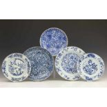 China, vijf blauw-wit porseleinen borden, 18e eeuw (w.b. beschadigd) diam. 23-28 cm. Herkomst: Via