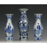 China, drie kantige blauw-wit porseleinen vazen, 19e eeuw (een defect) h. 26 cm.