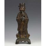 China, antiek bronzen sculptuur, waarschijnlijk laat Ming; Hoogwaardigheidsbekleder met ruyi-scepter