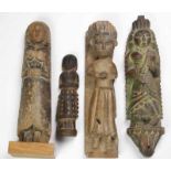 India, vier houten figuren van dienaressen met resten van beschilderingen. h. 18 tot 31 cm.