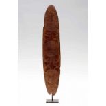 Australië, Aboriginal houten churinga, ovaal vormig houten blad met aan beide zijde ingekerfde