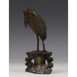 Gebronsd metalen sculptuur, ca. 1920; Maraboe, op spekstenen voet h. 18 cm.