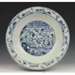 China, Swatow schotel, laat Ming, met blauw decor van landschap met hert, de rand met doorlopend