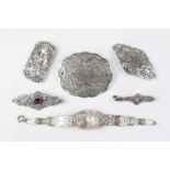 Diverse zilveren en onedele sieraden w.o. broches, dasspeld en een armband. Allen met florale