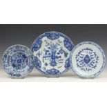 China, drie blauw-wit porseleinen borden, Qianlong, 16-23 cm.