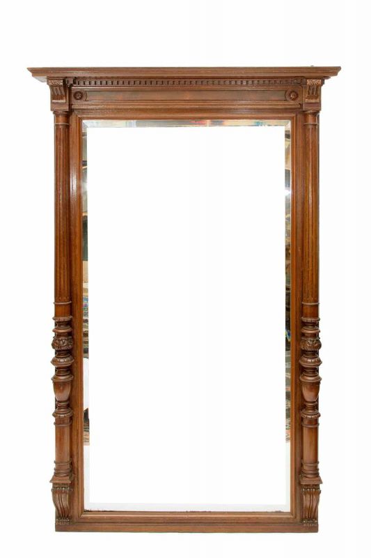 Kapitale gefacetteerde rechthoekige spiegel in notenhouten lijst, 19e eeuw. De rechte kap met