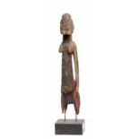 Mali, Dogon, staand figuur met langgestrekte torso, gebolde buik, brede heupen en afgesleten