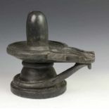 India, zwart stenen lingam h. 28 cm.