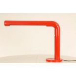 Rood gelakt metalen bureaulamp, fabricaat Eurolicht, naar Anders Pehrson h. 49 en br. 70 cm.