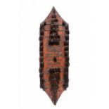 Kalimantan, Kenyah Dayak, schild, ca. 1900, voorzijde schild versierd met rotan banen, pluimen