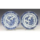 China, paar blauw-wit porseleinen borden, Qianlong, met decor van bloesem (frittings) diam. 23 cm.