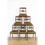 Set van zes mahoniehouten stoelen met bieswerk en groene velours stoffering