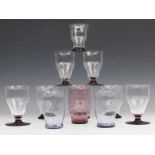 Kristallen bowlpot en diverse glazen met paarse voet