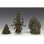 Nepal, twee bronzen Boeddha's en India, antiek bronzen Ganesh h. 8-23 cm. Herkomst: uit de collectie