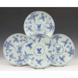 China, serie van vier blauw-wit porseleinen borden, Kangxi, met decor van pioenrozen. Gemerkt met