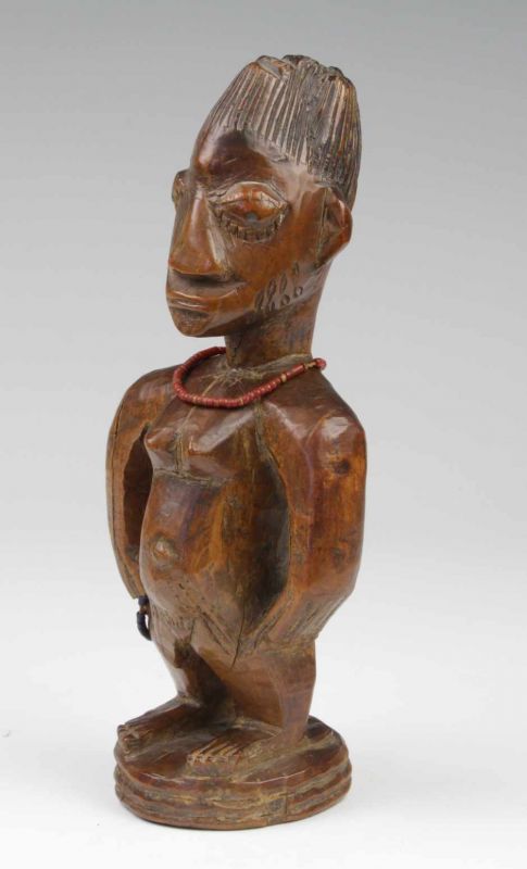 Nigeria, Yoruba, vrouwelijk tweelingfiguur; met rode kralenketting en met gebruikspatina en resten - Image 3 of 3