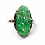 Platina ring, Art-Deco, gezet met een ovale gesneden jade (barst)