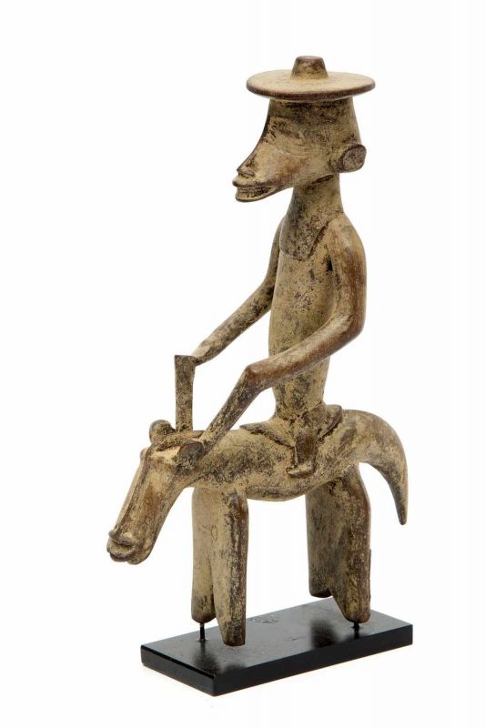 Senufo, houten sculptuur van rijder te paard met hoofddeksel en bruin patina. h. 21 cm.