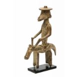 Senufo, houten sculptuur van rijder te paard met hoofddeksel en bruin patina. h. 21 cm.