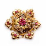 Gouden broche met florale motieven en gezet met synthetische robijnen bruto 10,1 gr.