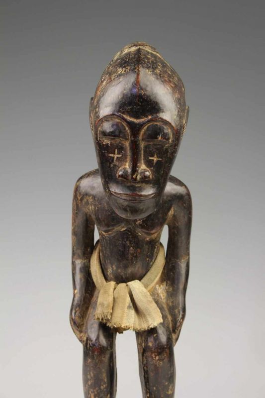 DRC., staand mannelijk figuur met gebogen lichaam, ovaal gelaat, ingekerfde kruizen op wangen, - Image 2 of 3