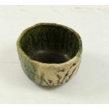 Japan, keramiek raku kogo kom met groen glazuur en zwart decor van wuivend riet diam. 12 cm.