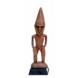 PNG, Ramu, staand mannelijk voorouderfiguur met ruitvormige hoofd, puntige tooi met ingekerfde