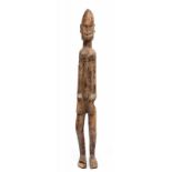 Mali, Dogon, staand figuur met gebogen torso, ingekerfde tatoeages en resten van pigment. Voet
