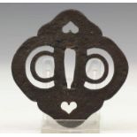 Japan, antiek ijzeren tsuba, met ajour hartmotieven 8,5 x 8,5 cm.