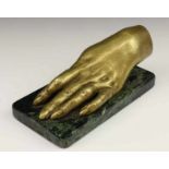 Verguld bronzen presse-papier; hand, op marmeren voet l. 21 cm.