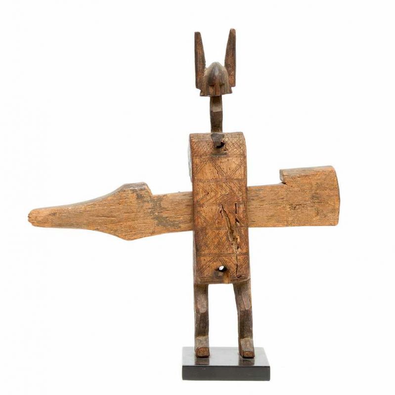 Mali, Bamana, houten slot in vorm van staand figuur met twee hoorns en lichaam met geometrische
