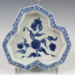 China/Japan, porseleinen klavervormige schaal, 18e eeuw, met decor van granaatappel 18 x 28 cm.