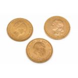 Drie gouden tientjes Koning Willem III, 1877; Koningin Wilhelmina met loshangend haar, 1897;