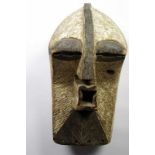 DRC., Songhe, kifwebe masker, met lijnscarificaties en zwart en wit pigment. h. 39 cm.