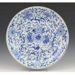 China, blauw-wit porseleinen schotel, Kangxi, met decor van verscheidene bloesemtakken. Gemerkt