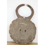 Baule, groot Goli masker, met resten van beschildering. h. 97 cm.