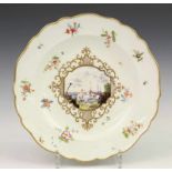 Meissen, porseleinen bord, 18e eeuw, ca. 1770, met vergulde golfrand en decor in verguld cartouche