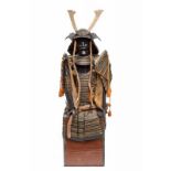 Japan, Samurai uitrusting 'yoroi', vroeg Showa periode, met helm en originele opbergkist. Versierd