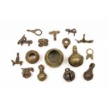 Collectie West Afrikaanse bronzen objecten; terracotta kralen, Lobi metalen slang, metalen bellen,
