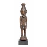 PNG, Sepik, staand mannelijk voorouderfiguur met versiering op lichaam van ingekerfde spiraal- en