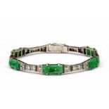 Witgouden armband, in Art-Deco stijl bestaande uit schakels met gesneden jade, afgewisseld met